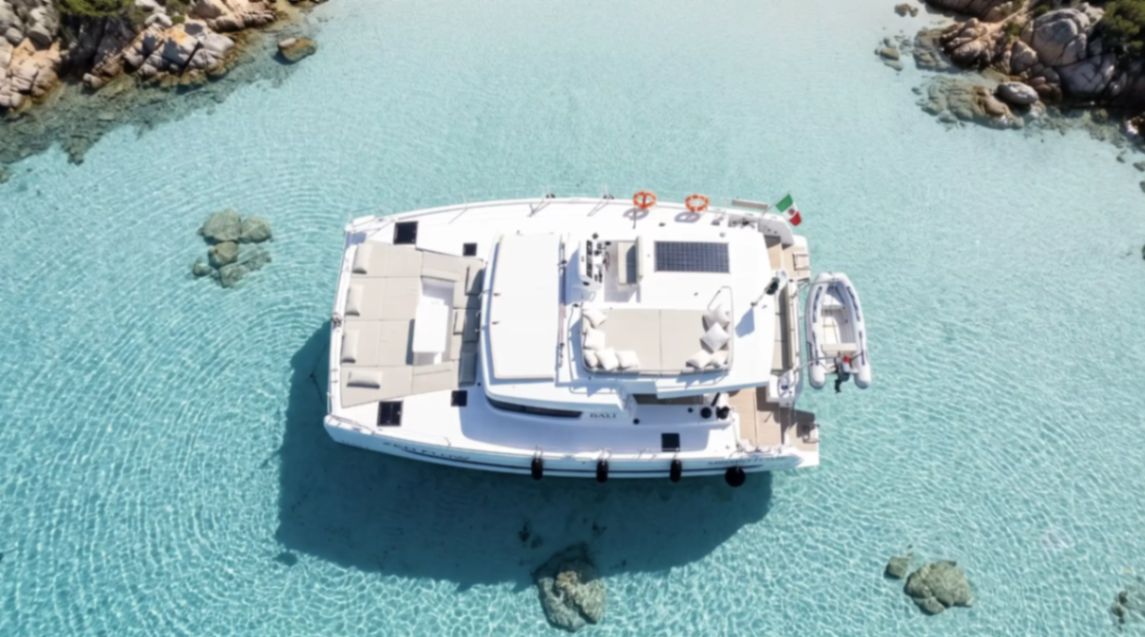Catamarano visto dall'alto tra le rocce