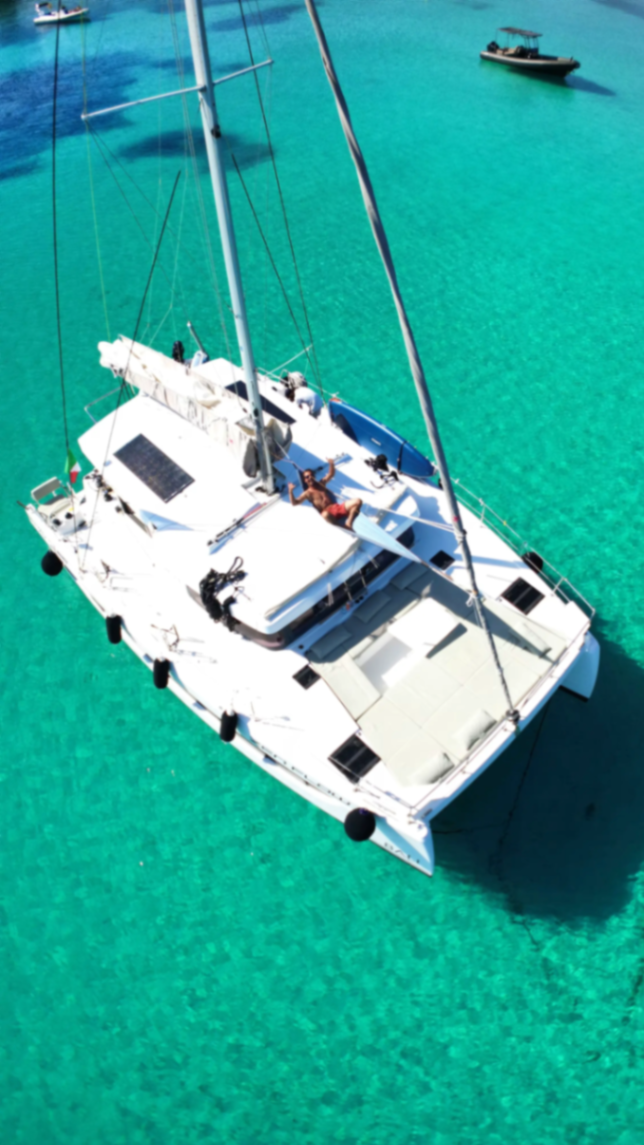 Vista aerea del catamarano