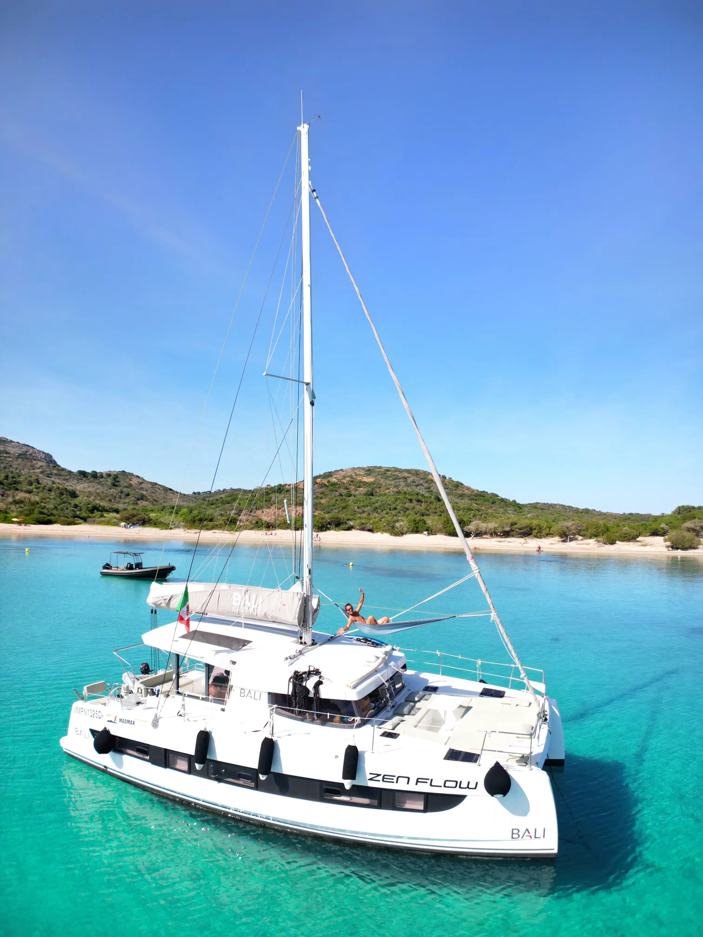 Catamarano all'ancora in Sardegna