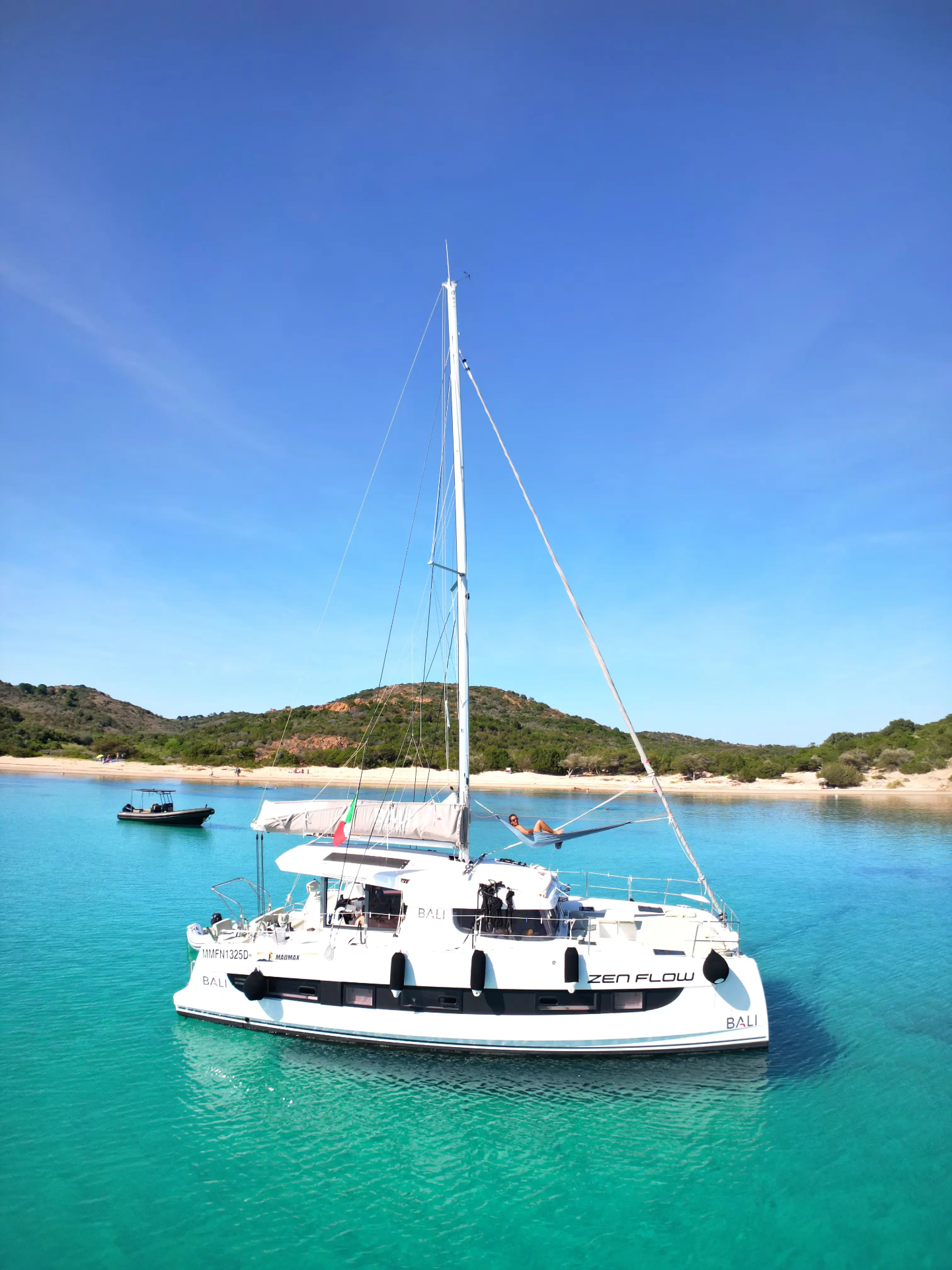 Catamarano in acque turchesi