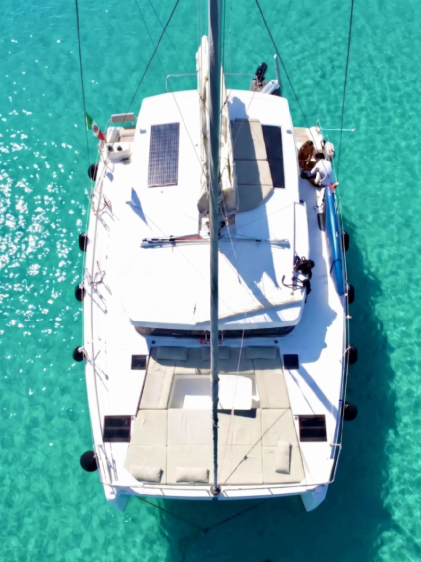 Catamarano visto dall'alto in acque turchesi